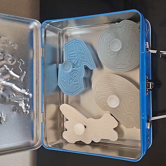 Williams Sonoma Star Wars Limited Edition Tin Lunch Box with Sandwich Cutters - Picture 5 of 5
